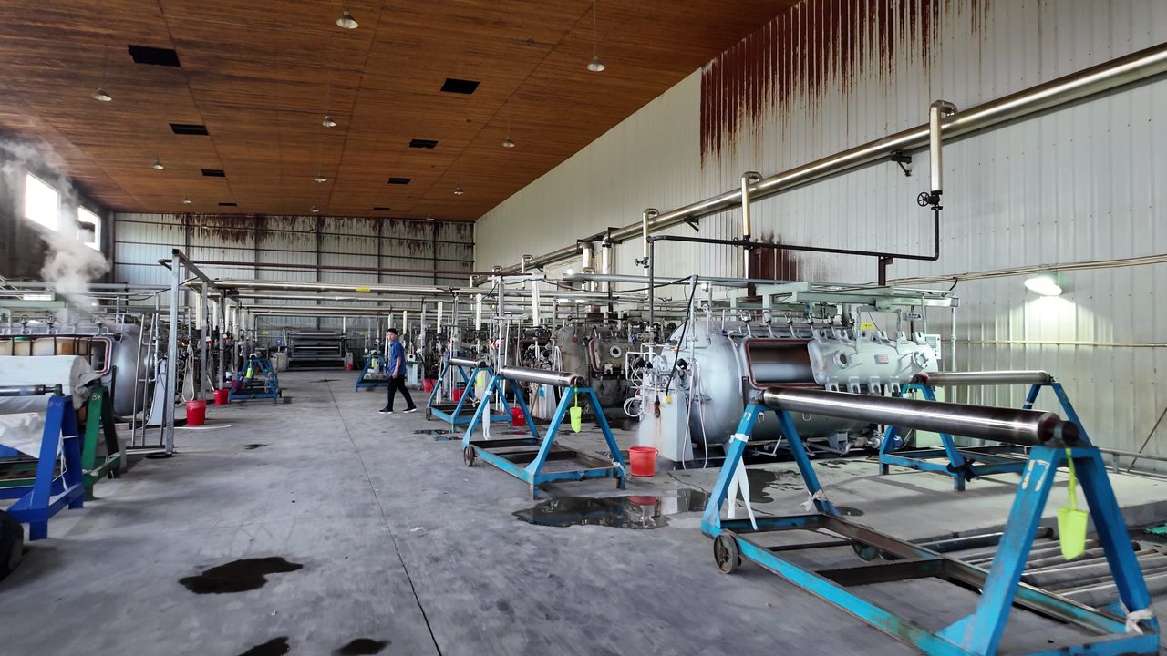 Cylinder dyeing vessels
